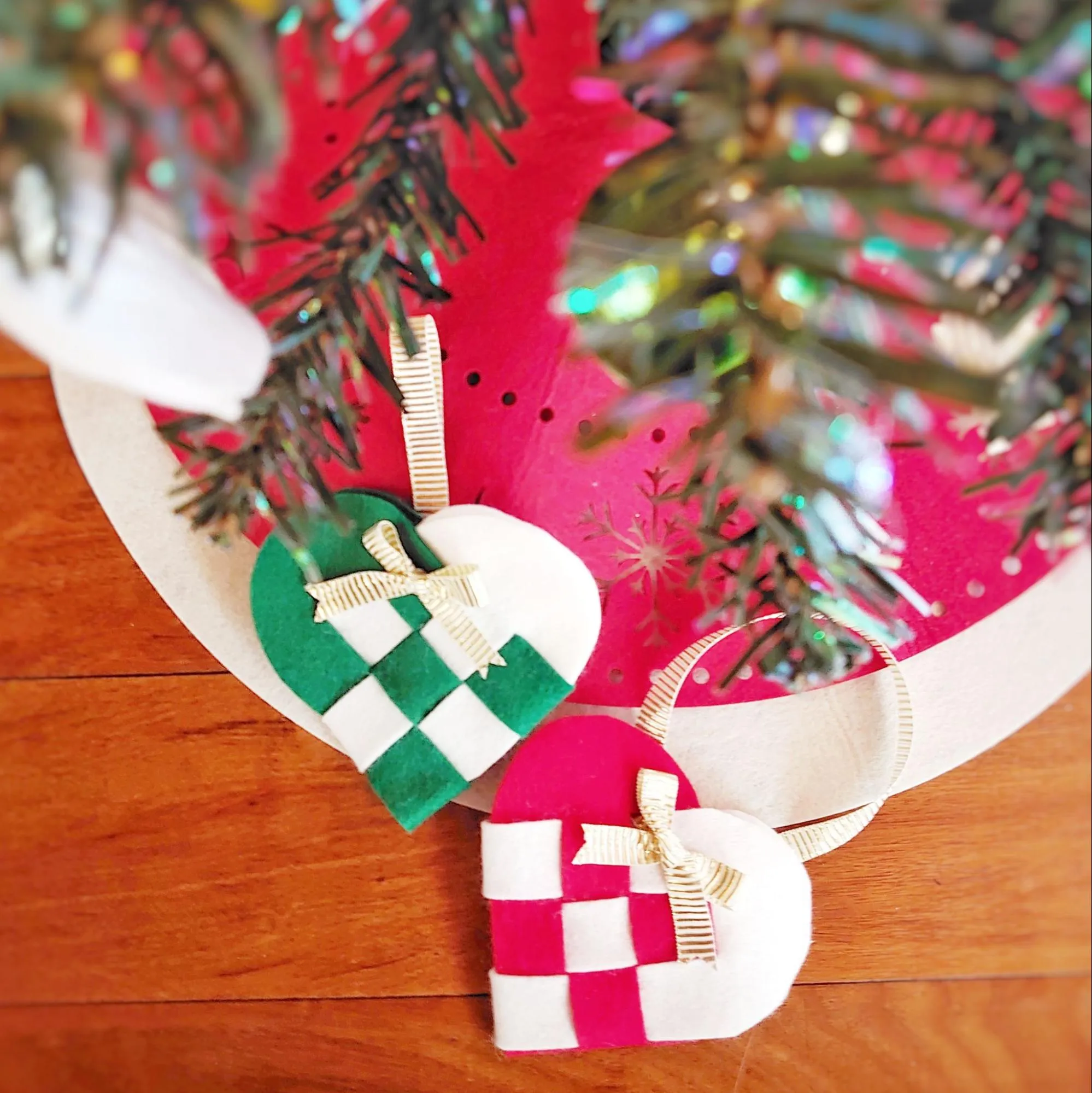 フェルトで縫わずに完成！ハート型オーナメントでクリスマスを可愛くデコ♪