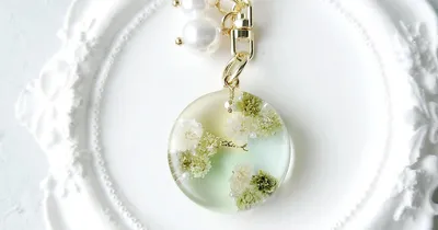 レジン硬化後に気泡を取り除く秘策！大人可愛い淡色グラデキーホルダーの作り方