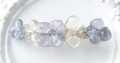 色彩ネイルパレットでキラキラに！あえて気泡を残してさらにみずみずしく！100円アイテムで作るレジンの紫陽花ヘアクリップ