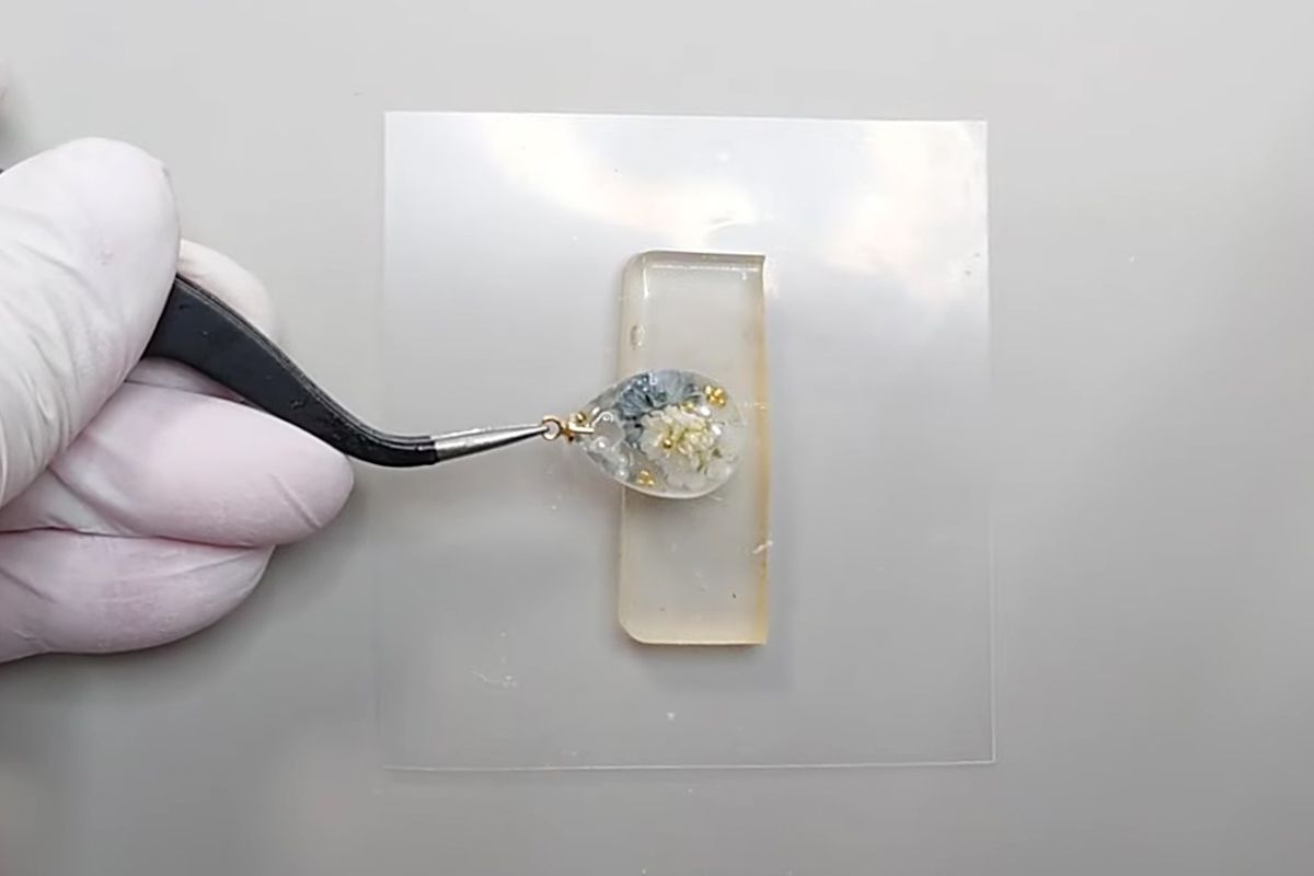 裏から見ても美しい！リバーシブルなペンダントトップとコットンパール