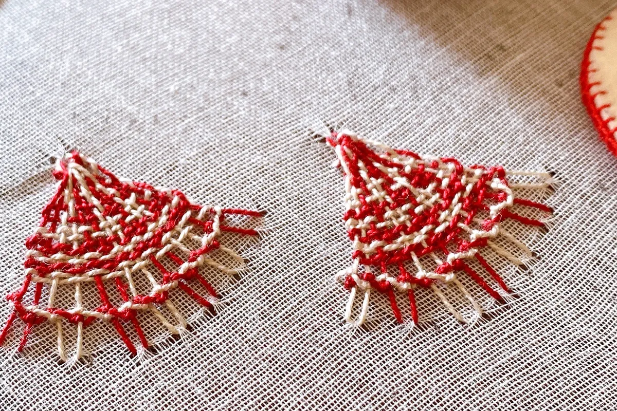 刺繍糸で作る、軽くて丈夫なアクセサリー/ニャンドゥティ応用編チェック柄のピアスの作り方 | croccha