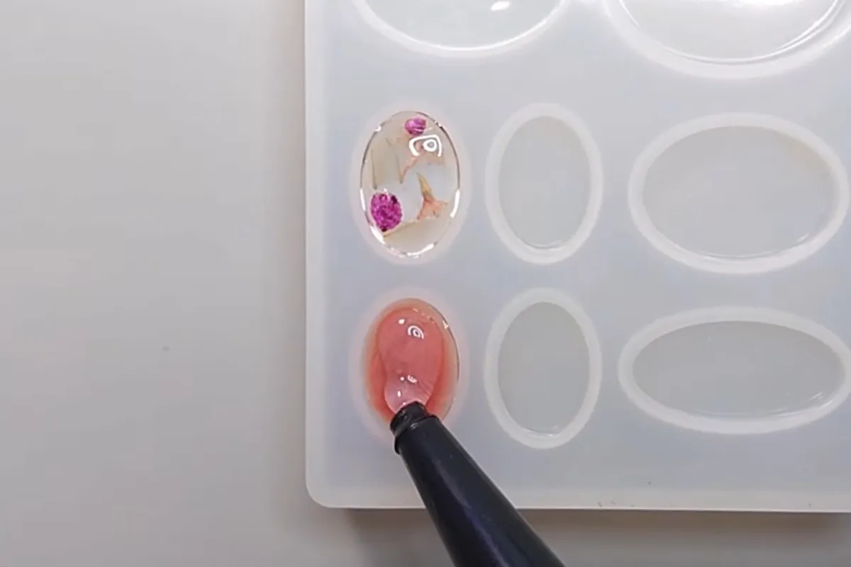 100円ショップのドライフラワーを使った同系色が上品な本格レジンパーツの作り方 | croccha