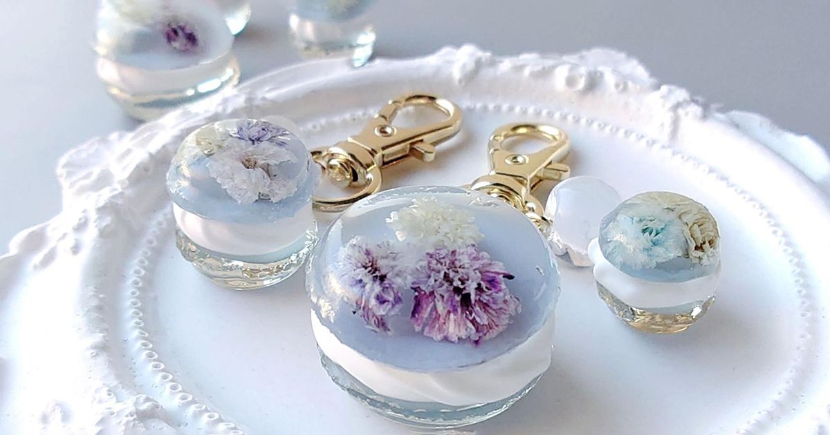 レジンの透明感を最大限に活かす！お花入りのころころマカロンの作り方