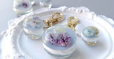 レジンの透明感を最大限に活かす！お花入りのころころマカロンの作り方