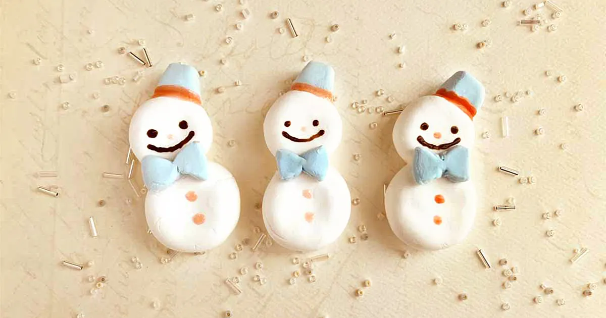 冬の風物詩！型なしで簡単に可愛くできる粘土の雪だるまの作り方