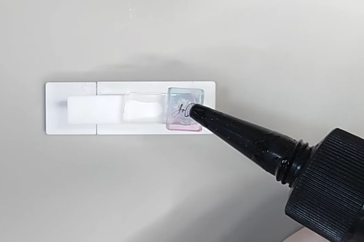 淡い空色グラデーションに雲が浮かぶ、レジンの香水瓶ネックレスの