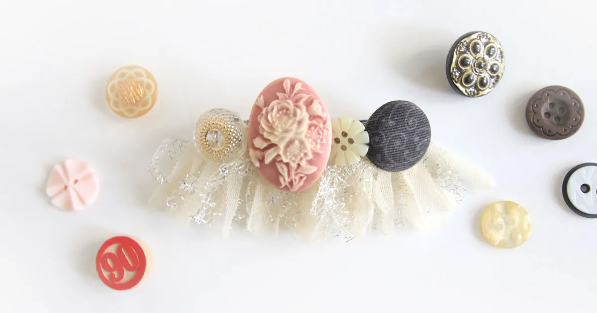 ボタンをコラージュしたヘアアクセサリーの作り方