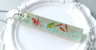  金魚が泳ぐスティックキーホルダーの作り方/反り返ったレジンパーツの対処方法