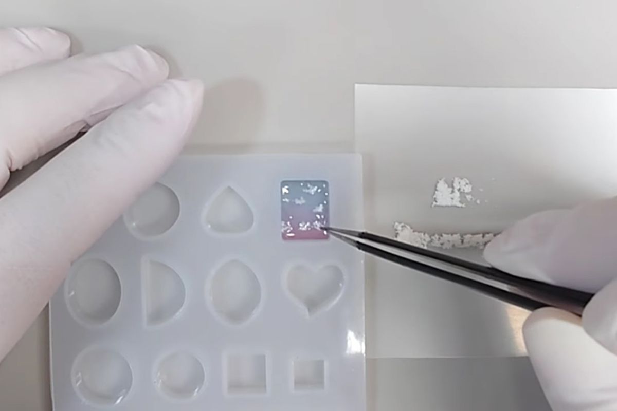 淡い空色グラデーションに雲が浮かぶ、レジンの香水瓶ネックレスの