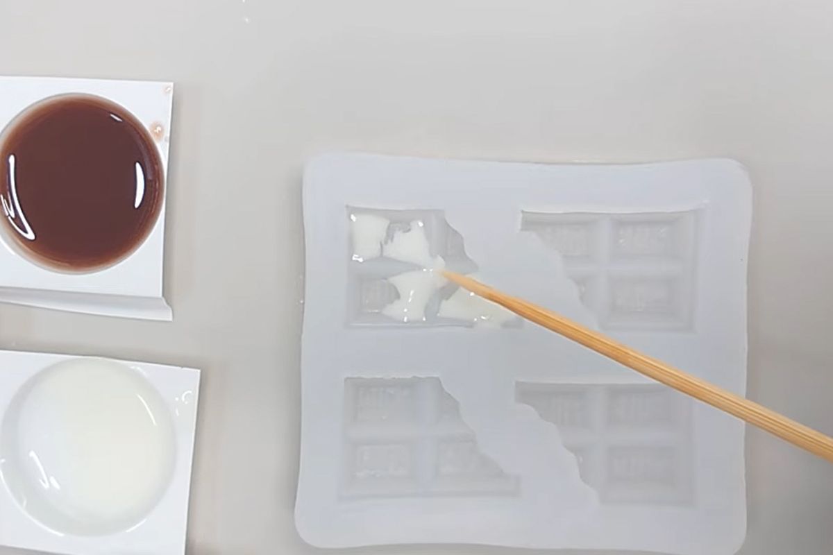 ちょっぴりかじったデザインが可愛い！3フレーバーのレジンのチョコ