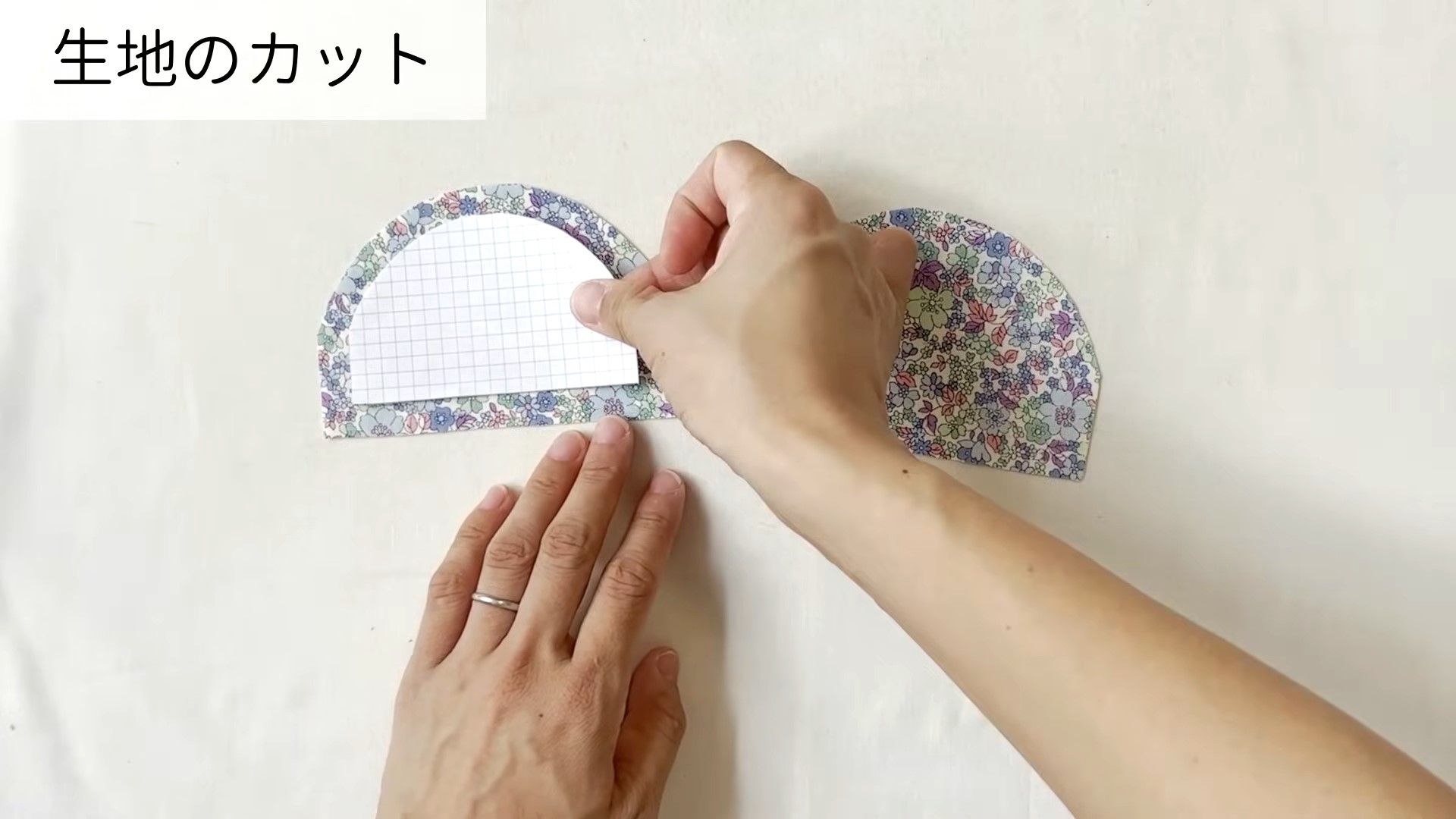 感謝価格　SALE nina レア生地　12cmファスナー シェル型ポーチ　人気 感謝価格 SALE nina レア生地 12cmファスナー シェル型ポーチ 人気