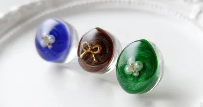 ベルベットのような光沢をレジンで表現、こっくり秋冬カラーで作るシンプルエレガントなレジンピアス