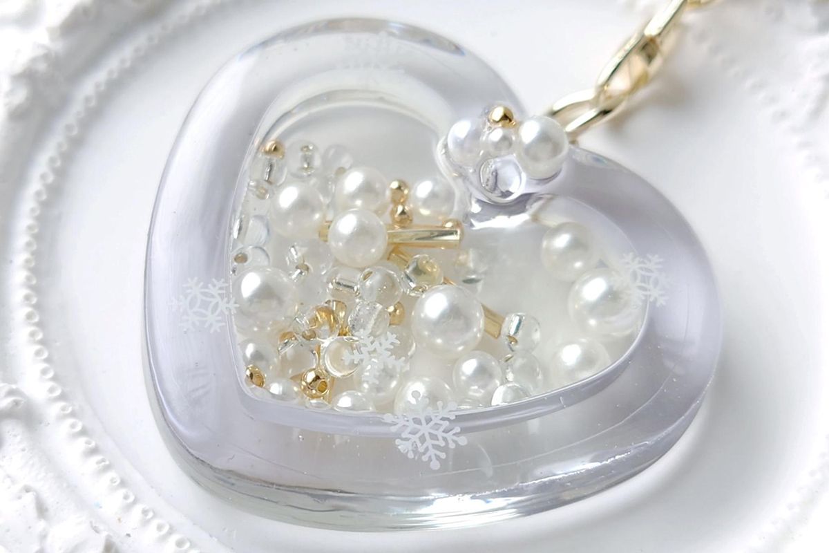 【ゆきゆっきー❄様】983.天然石　琉球ガラス　雪　鹿　レジン　キーホルダー お月様のパールシェイカー⋆·̩͙‪⋆͛/レジン キーホルダー‬