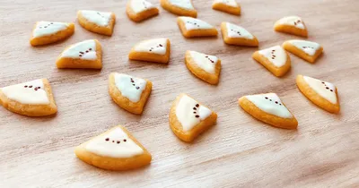 粘土で作るキウイのアイシングクッキー