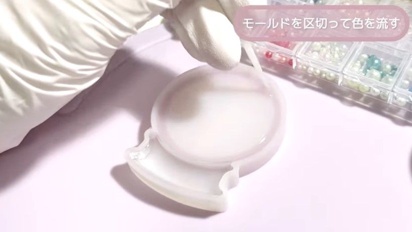 キラキラと雪が舞い落ちる！手描きのくまちゃんを閉じ込めたレジンの