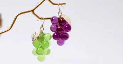 ぷっくりとした実がゆらゆら揺れる、レジンで作るリアルなぶどうのピアス