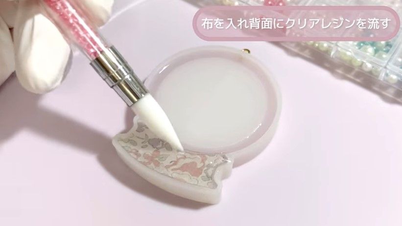 キラキラと雪が舞い落ちる！手描きのくまちゃんを閉じ込めたレジンの