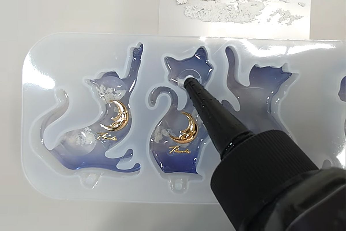 月と雲が浮かぶ夜空を閉じ込めたレジンのネコの作り方 | croccha