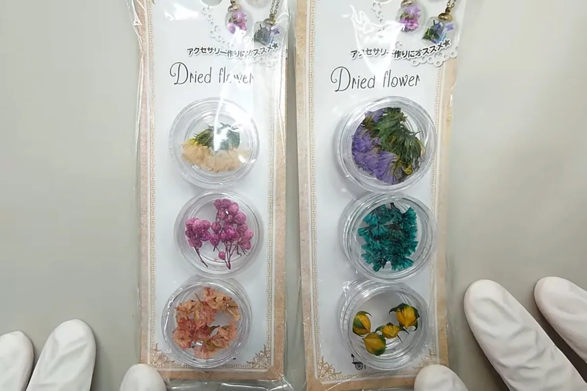 100円ショップのドライフラワーを使った同系色が上品な本格レジンパーツの作り方 | croccha