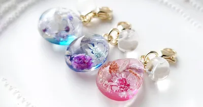 お花を宝石に閉じ込める！透明感と煌めきを楽しむ春の華やかレジンチャームの作り方
