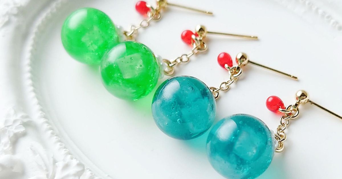 炭酸の泡とリアルな氷が涼しげな、メロンソーダとラムネカラーのレジンのしゅわしゅわピアスの作り方 | croccha