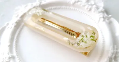 ふわっと広がるお花と透明感が美しい、大人が着けたくなるレジンのヘアクリップの作り方