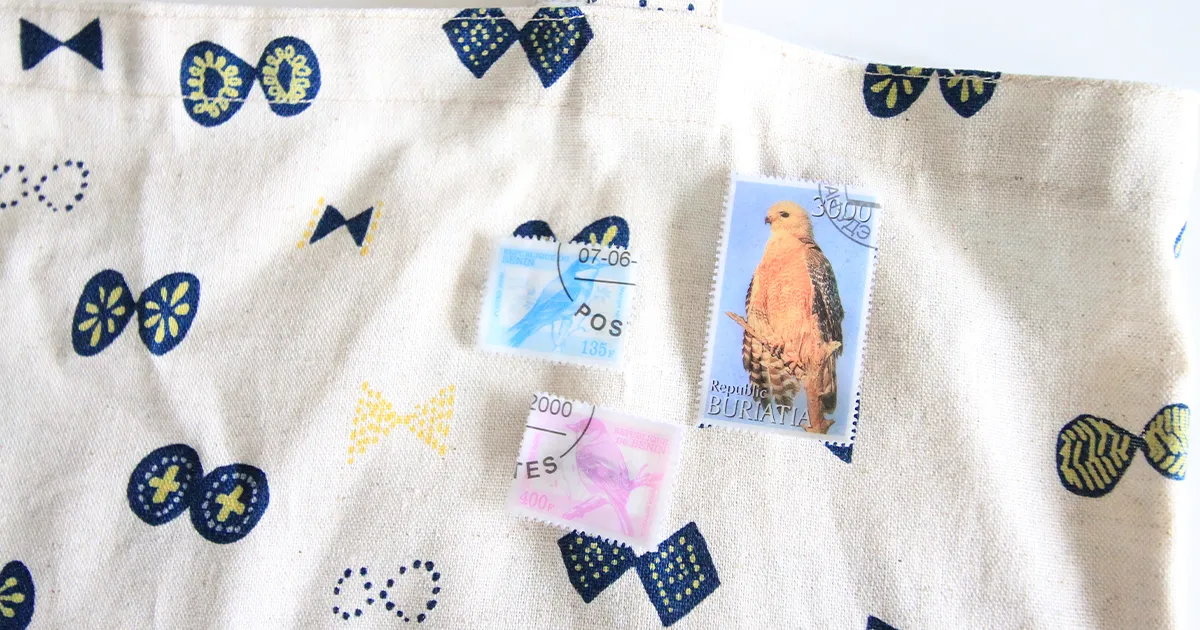 レジンでコーティングした切手のアクセサリーの作り方