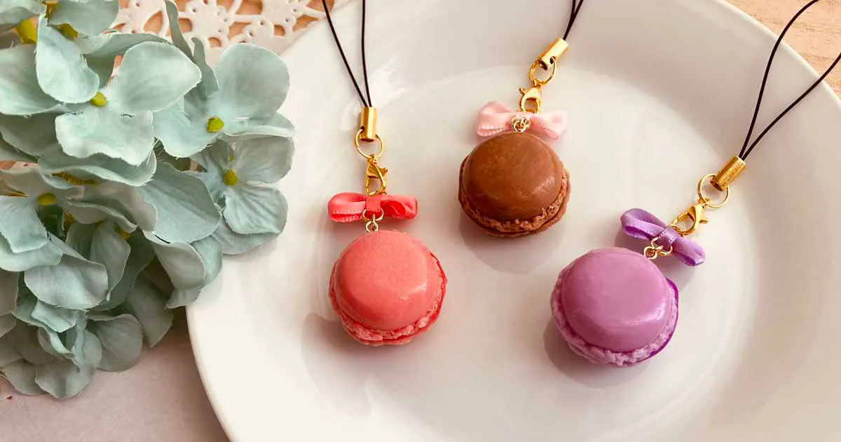 強度も抜群！ころんとした形とカラフルな色合いが可愛い、粘土のマカロンストラップの作り方