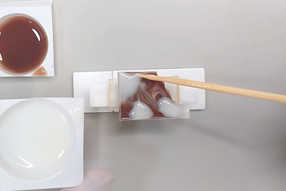 ちょっぴりかじったデザインが可愛い！3フレーバーのレジンのチョコ