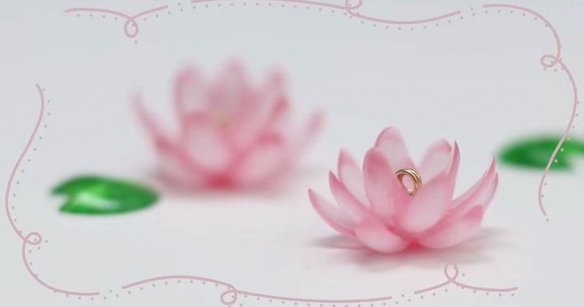静かな水辺に咲く姿が美しい、レジンで作る繊細な蓮の花アクセサリー
