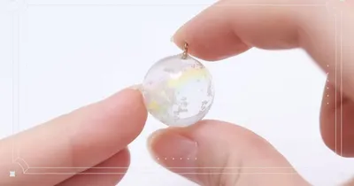 ふんわり浮かぶ雲、うっすらとかかる虹…幻想的な雨上がりの空を閉じ込めた球体レジンのチャームの作り方
