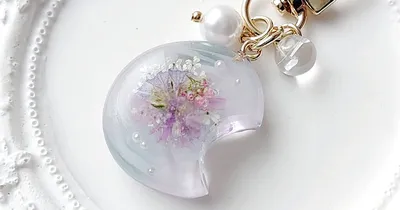フラワーブーケを閉じ込めたころんとかわいいお月さまのレジンキーホルダーの作り方
