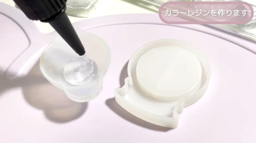 キラキラと雪が舞い落ちる！手描きのくまちゃんを閉じ込めたレジンの