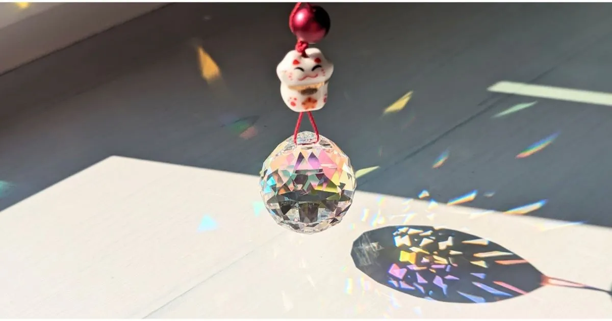 お正月飾りとしても楽しめる！基本の紐結びで作る招福猫サンキャッチャー