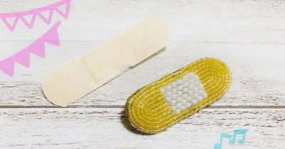 痛いの痛いの飛んでいけ！ビーズの絆創膏ブローチの作り方