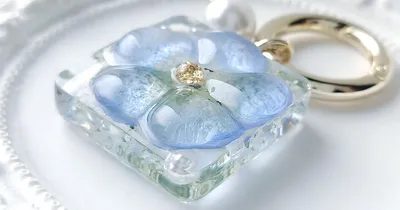レリーフのような優雅な起伏が美しい！ぷるぷるネモフィラのぷっくりレジンキーホルダーの作り方