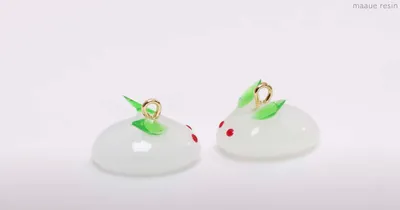 楕円モールドひとつで簡単にできる！ぷっくり可愛い小さなレジンの雪うさぎチャームの作り方