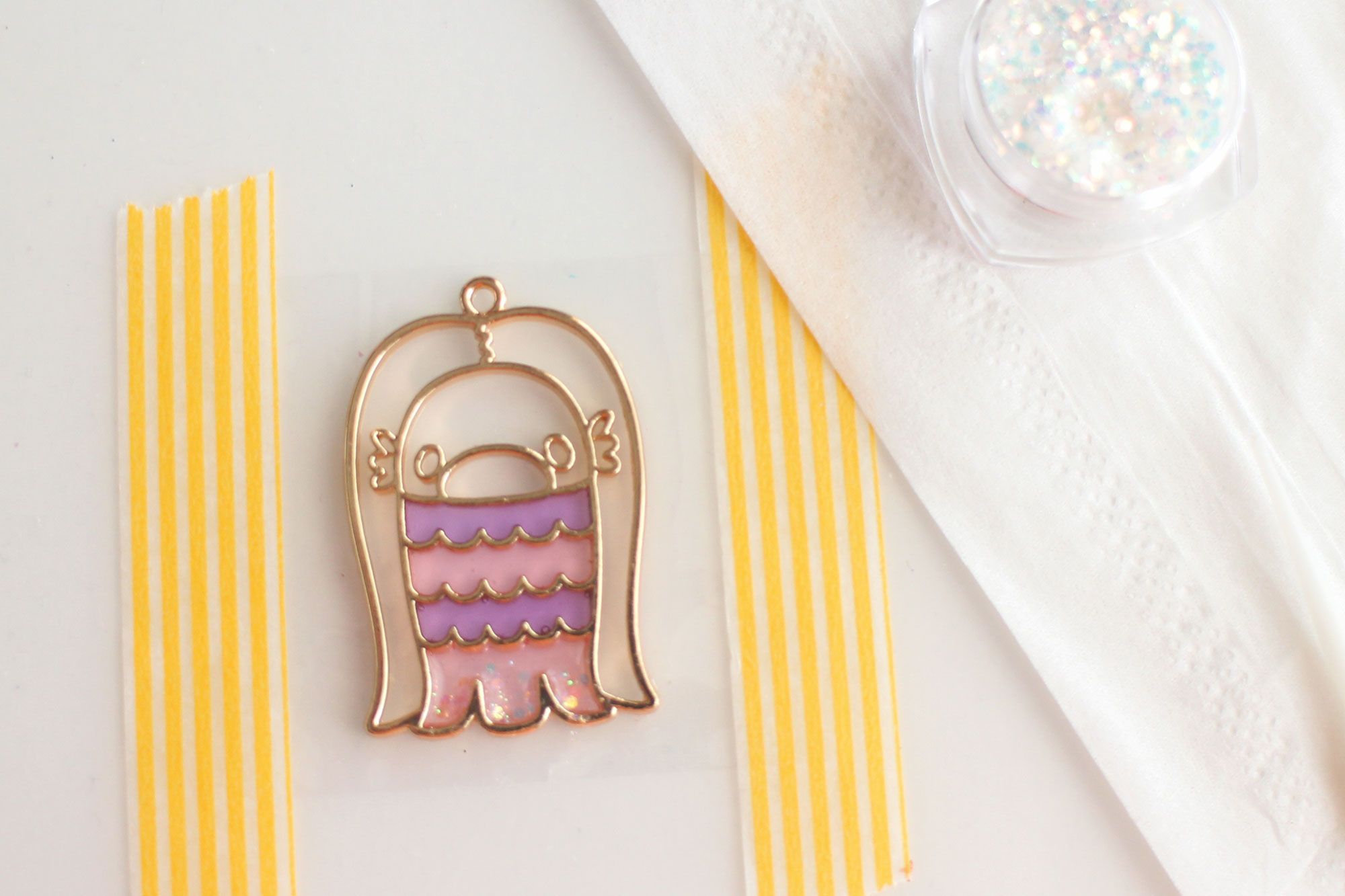 レジンで作るアマビエ様キーホルダーの作り方 | croccha