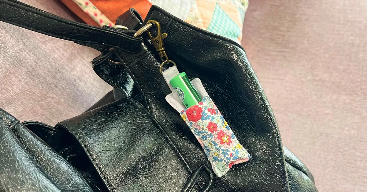 お気に入りの布で作ろう！カバンにちょこんと付けられるキーホルダー風リップケースの作り方