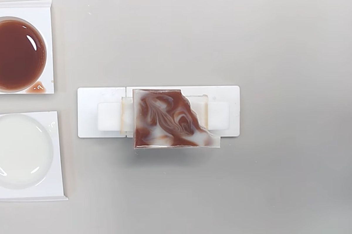 ちょっぴりかじったデザインが可愛い！3フレーバーのレジンのチョコ