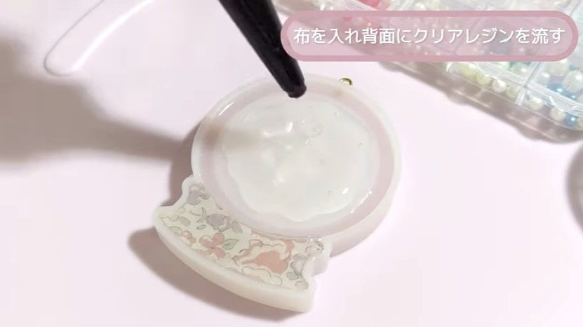 キラキラと雪が舞い落ちる！手描きのくまちゃんを閉じ込めたレジンの
