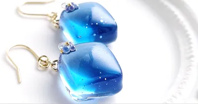 重力を利用して作るレジンの簡単グラデーション！夏に爽やかレジンタイルアクセサリーの作り方