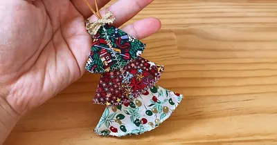 丸くカットしたサイズ違いの3枚の布地を折って、重ねて、縫って仕上げる、クリスマスツリーオーナメントの作り方