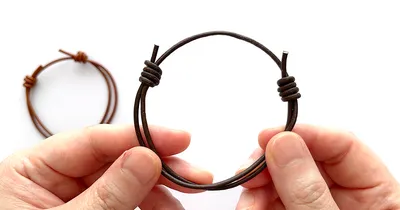 シンプルレザーブレスレットの作り方（サイズ調節可能なスライディングノットの結び方）