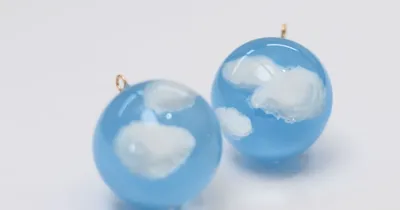 青空に浮かぶふわふわで立体的な雲がきれいな球体レジンの作り方/練り消しゴムを使わない雲レジンの作り方
