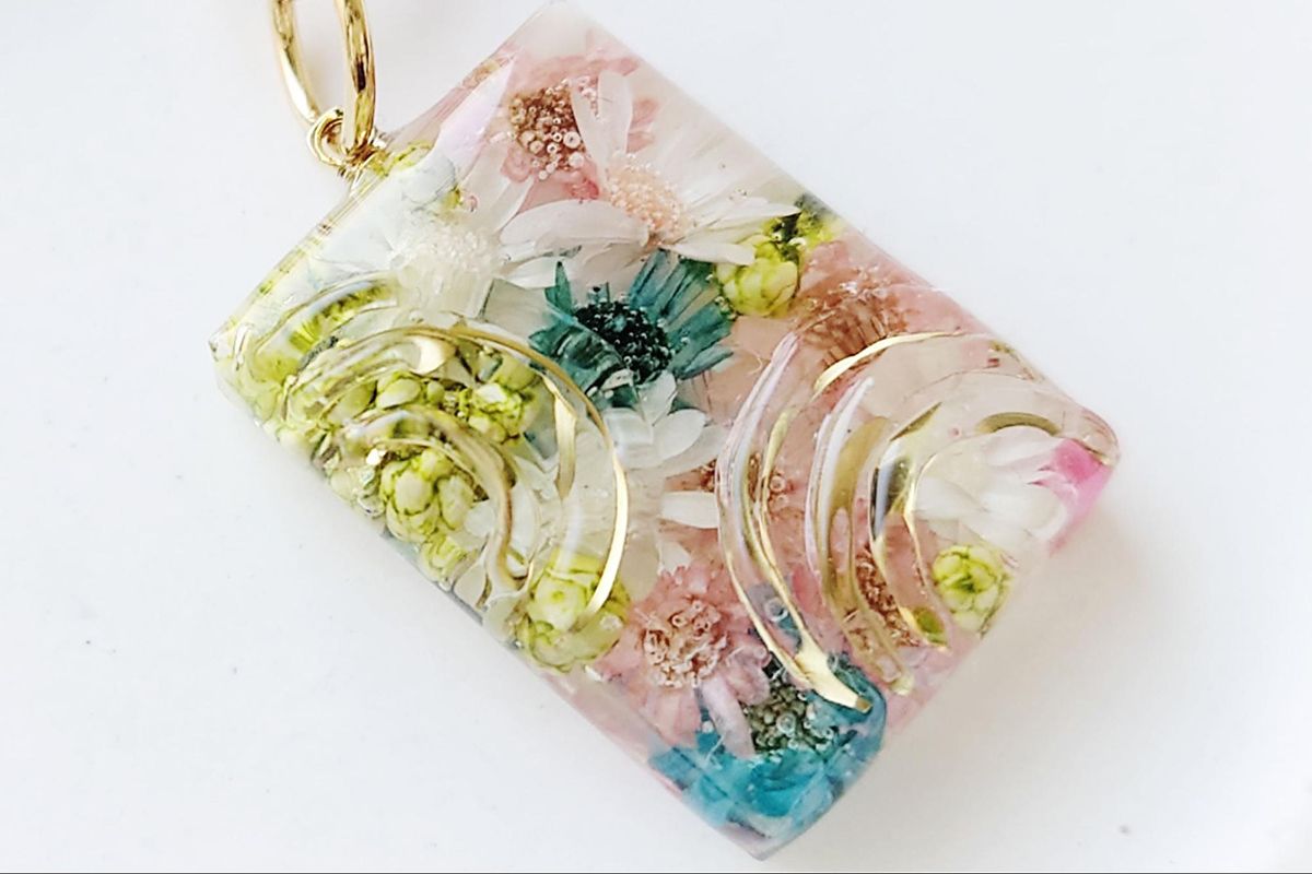 清らかに輝く波紋とぎっしりのカラフルフラワーが美しい、レジンの花手
