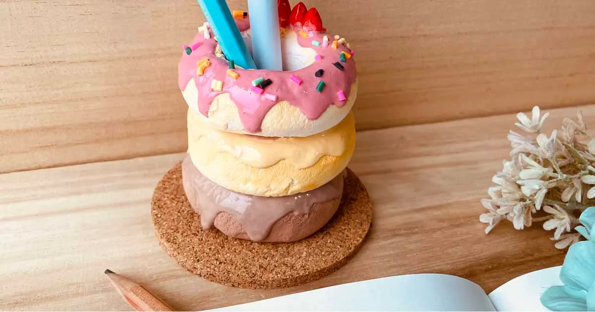 夏休みの自由工作にも最適！粘土の重ねドーナツのペン立ての作り方