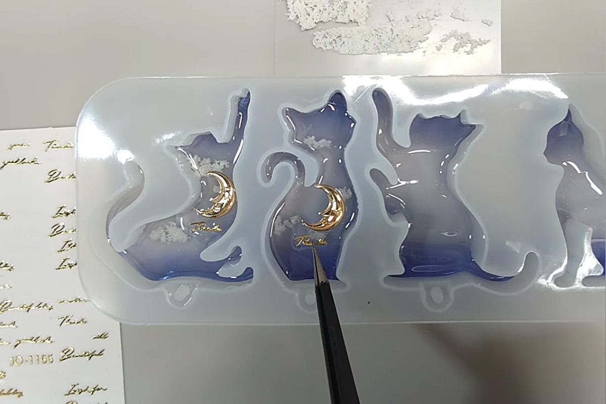 レジン パーツ じゃれねこ 藤の花 夜空 | 月と雲が浮かぶ夜空を