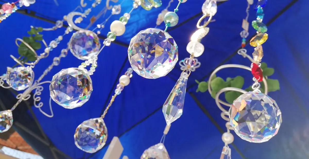 サンキャッチャーのメインパーツの選び方／クリスタルガラスとは？通常のガラスとの違いは？