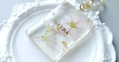 淡く儚いさくらの美しさを最大限に際立たせる！啓翁桜（けいおうざくら）の押し花で作る春色レジンキーホルダー